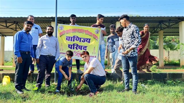 Govt. G. N. A. P.G. College, Bhatapara | Govt. College Bhatapara-वाणिज्य परिषद द्वारा पौधा रोपण दिनांक 08/07/2024