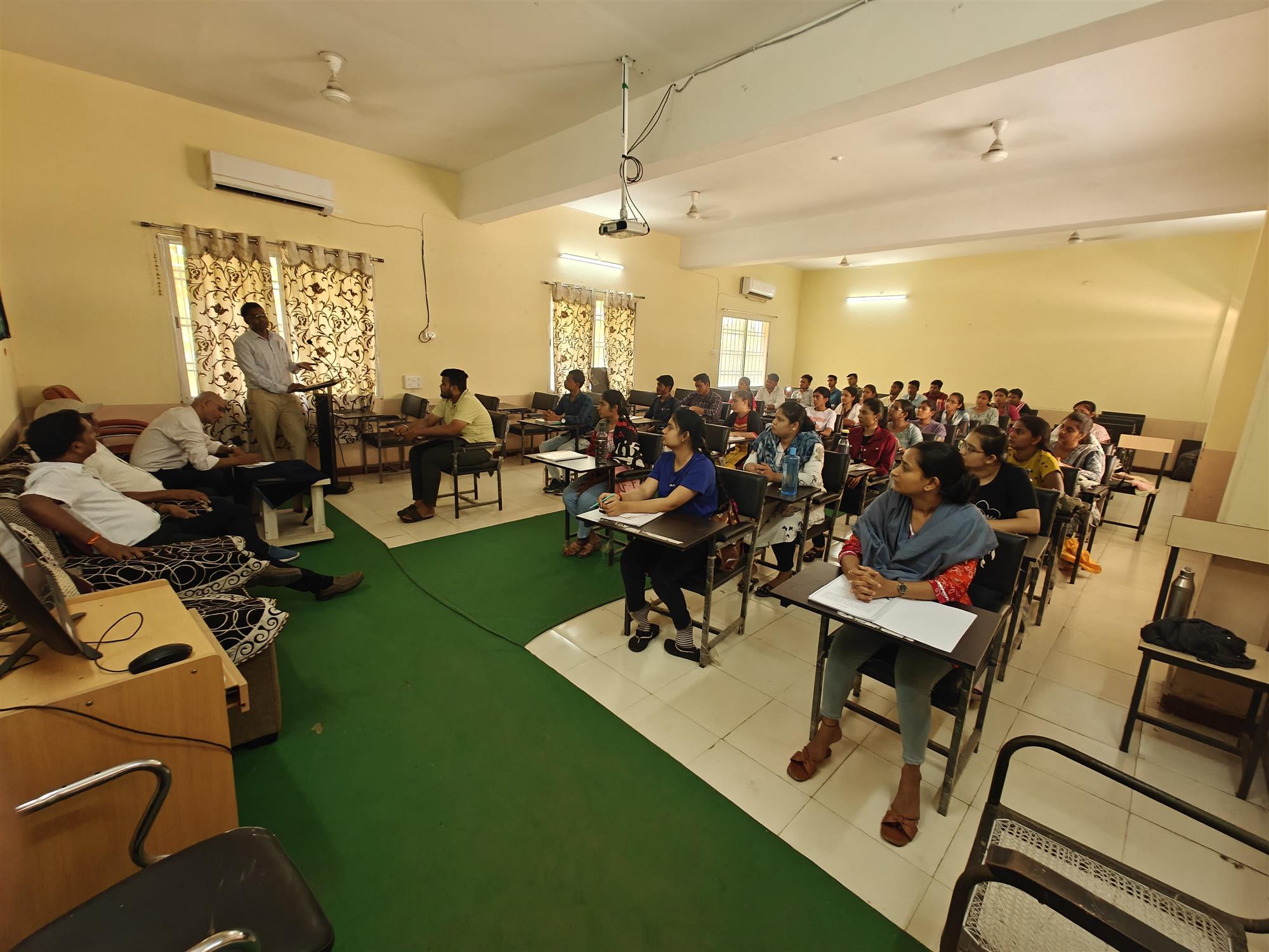 Govt. G. N. A. P.G. College, Bhatapara | Govt. College Bhatapara-वाणिज्य परिषद ने कराया व्याख्यान