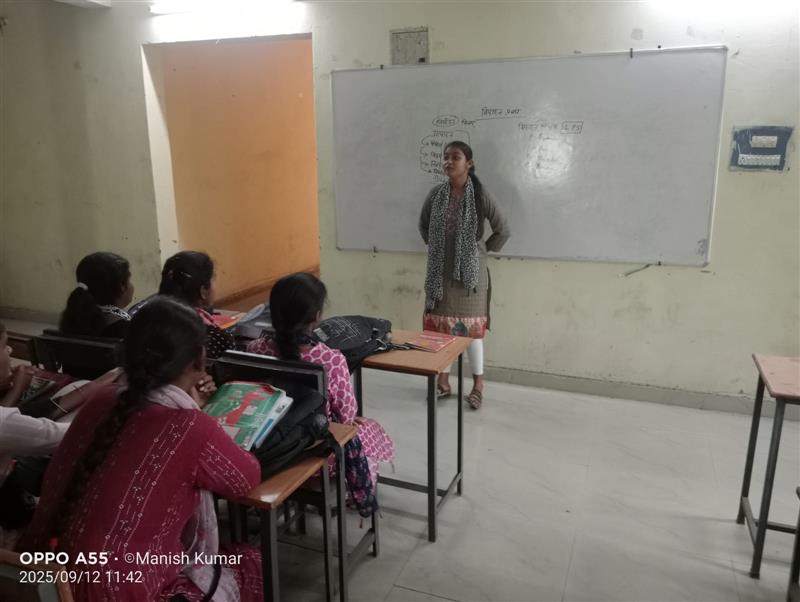 Govt. G. N. A. P.G. College, Bhatapara | Govt. College Bhatapara-Students prepare and present allotted Topic in the classroom. As a part of Experiential learning.  Subject - Marketing Management 